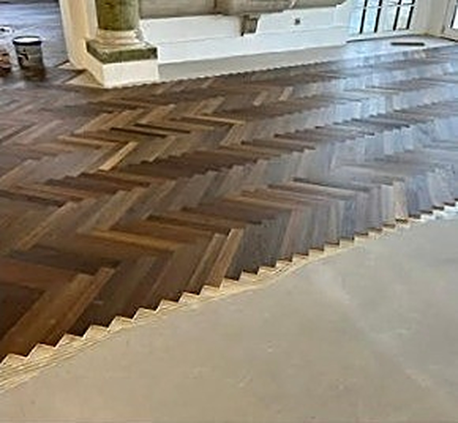 Dió chevron parketta egy tágas, világos nappaliban